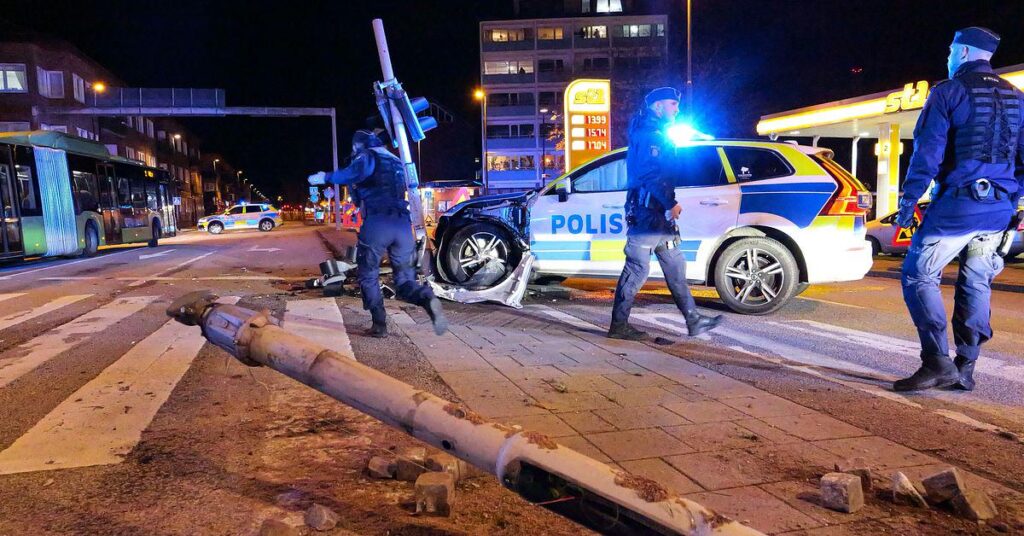 Polizeiauto in Malmö eingeklemmt – Elektroroller verfolgt