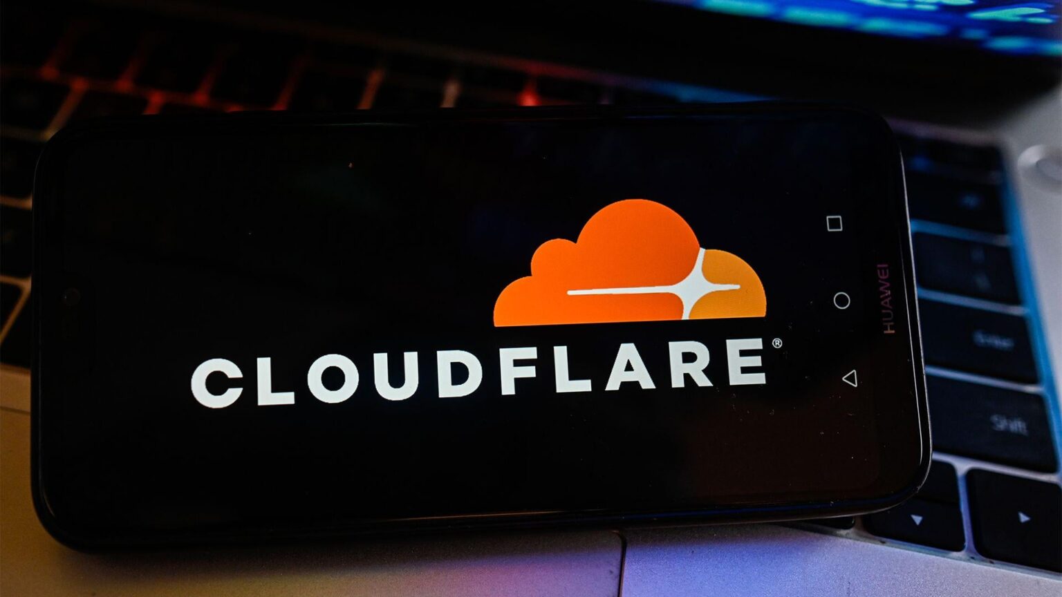 Ein massiver Cloudflare-Ausfall hat X und OpenAI lahmgelegt – und sogar die Ausfall-Tracker-Site Downdetector lahmgelegt