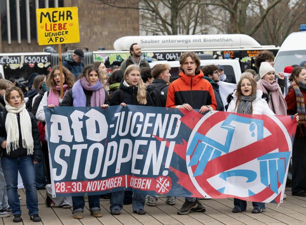 +++ AfD-Jugend und Protest +++: Mindestens 15.000 blockieren Zufahrtswege