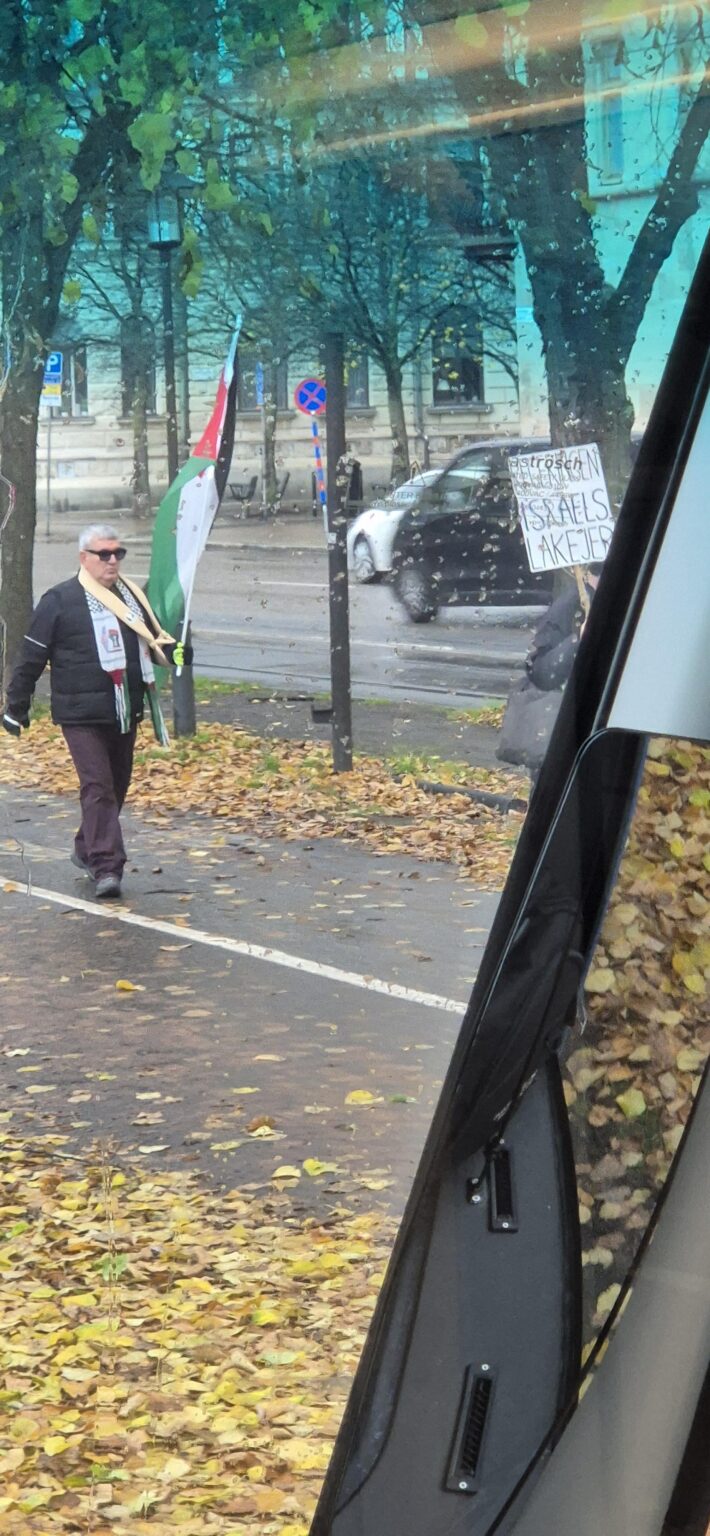 Arbeitet bei SL und musste ihn gemäß dem Ordnungsgesetz von der Stadt Spårväg aus benachrichtigen. Grund: Seine Fahne berührte fast die 750-Volt-Oberleitung.