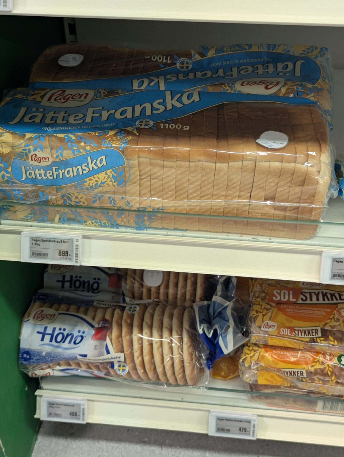 Riesen-Französisch und Henökaka in einem isländischen Lebensmittelgeschäft