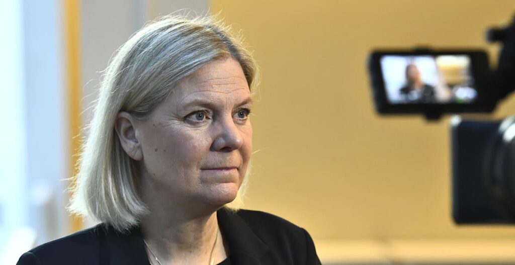 Andersson erntet Kritik für ein Bild mit verurteilten Gangmitgliedern