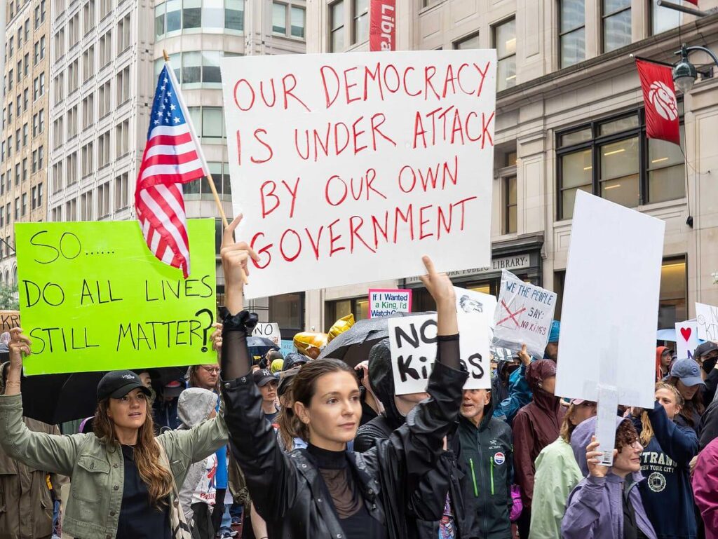 Polizisten setzten Schwarm ein, um No-Kings-Proteste im ganzen Land zu überwachen | Ein riesiger Cache an Flock-Suchen, der von der Electronic Frontier Foundation (EFF) zusammengestellt wurde, zeigt, dass im letzten Jahr bis zu 50 Bundes-, Landes- und Kommunalbehörden Flock bei Protesten eingesetzt haben. Polizisten setzten Schwarm ein, um No-Kings-Proteste im ganzen Land zu überwachen | Ein riesiger Cache an Flock-Suchen, der von der Electronic Frontier Foundation (EFF) zusammengestellt wurde, zeigt, dass im letzten Jahr bis zu 50 Bundes-, Landes- und Kommunalbehörden Flock bei Protesten eingesetzt haben.