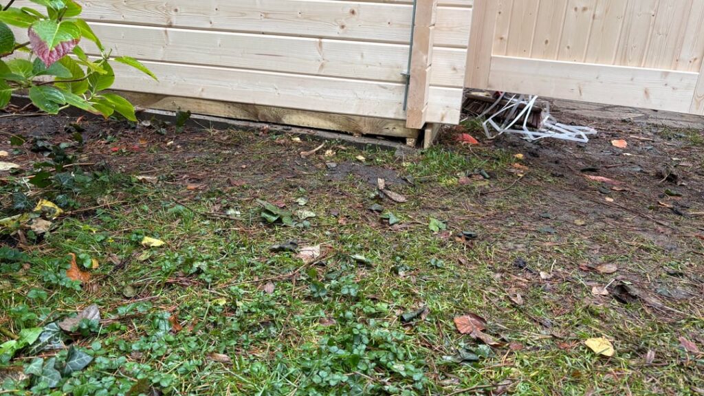 Wie schlimm ist das? Gartenhaus steht vorne auf ner tragenden Minilatte. Wie schlimm ist das? Gartenhaus steht vorne auf ner tragenden Minilatte.