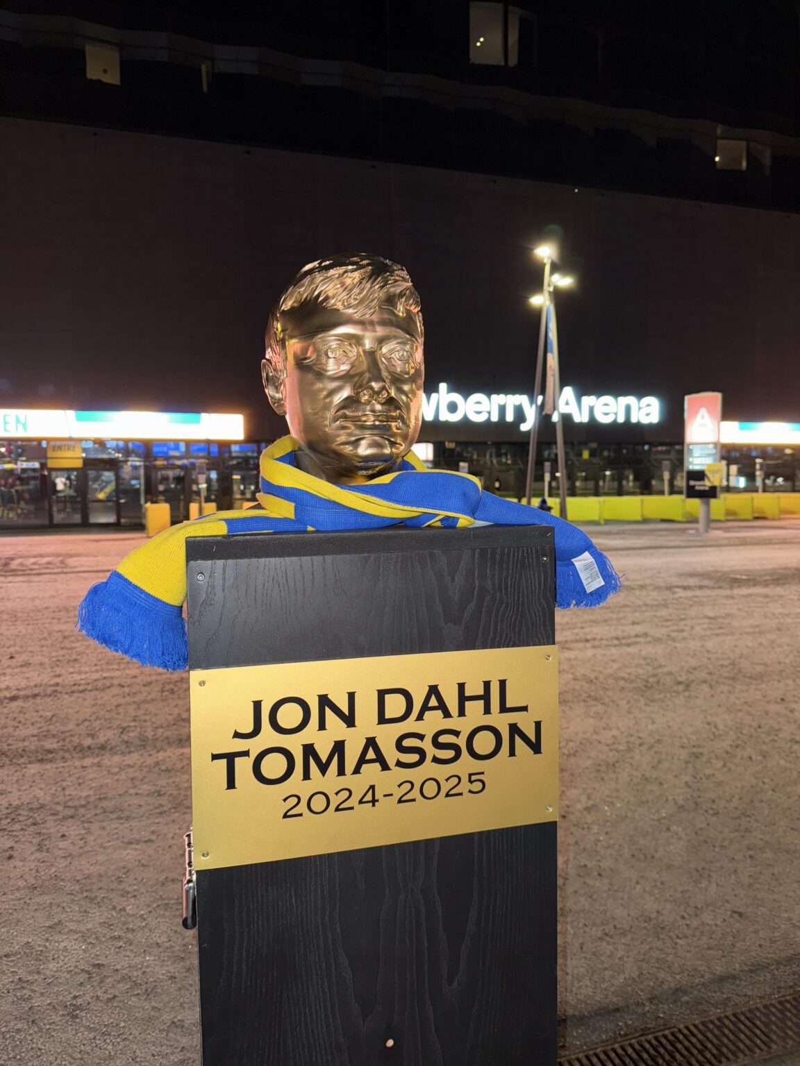 Statue von Jon Dahl Tomasson vor der Strawberry Arena