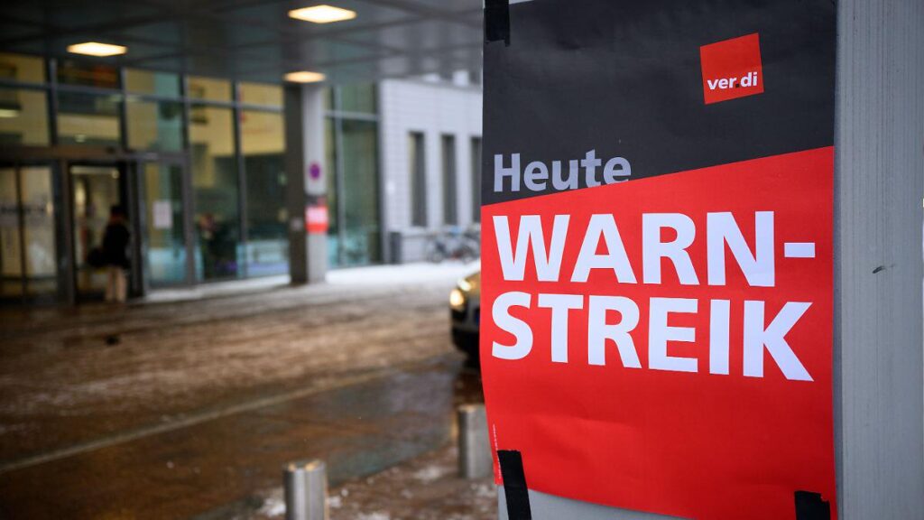 Anstehende Tarifrunde: Verdi-Chef zieht rote Linie | Die Tarifrunde für 2,5 Millionen Beschäftigte im öffentlichen Dienst startet in der kommenden Woche. Verdi-Chef Werneke macht schon mal klar, unter welcher Linie man auf keinen Fall abschließen wolle - und wann man mit Warnstreiks einsteigen will.