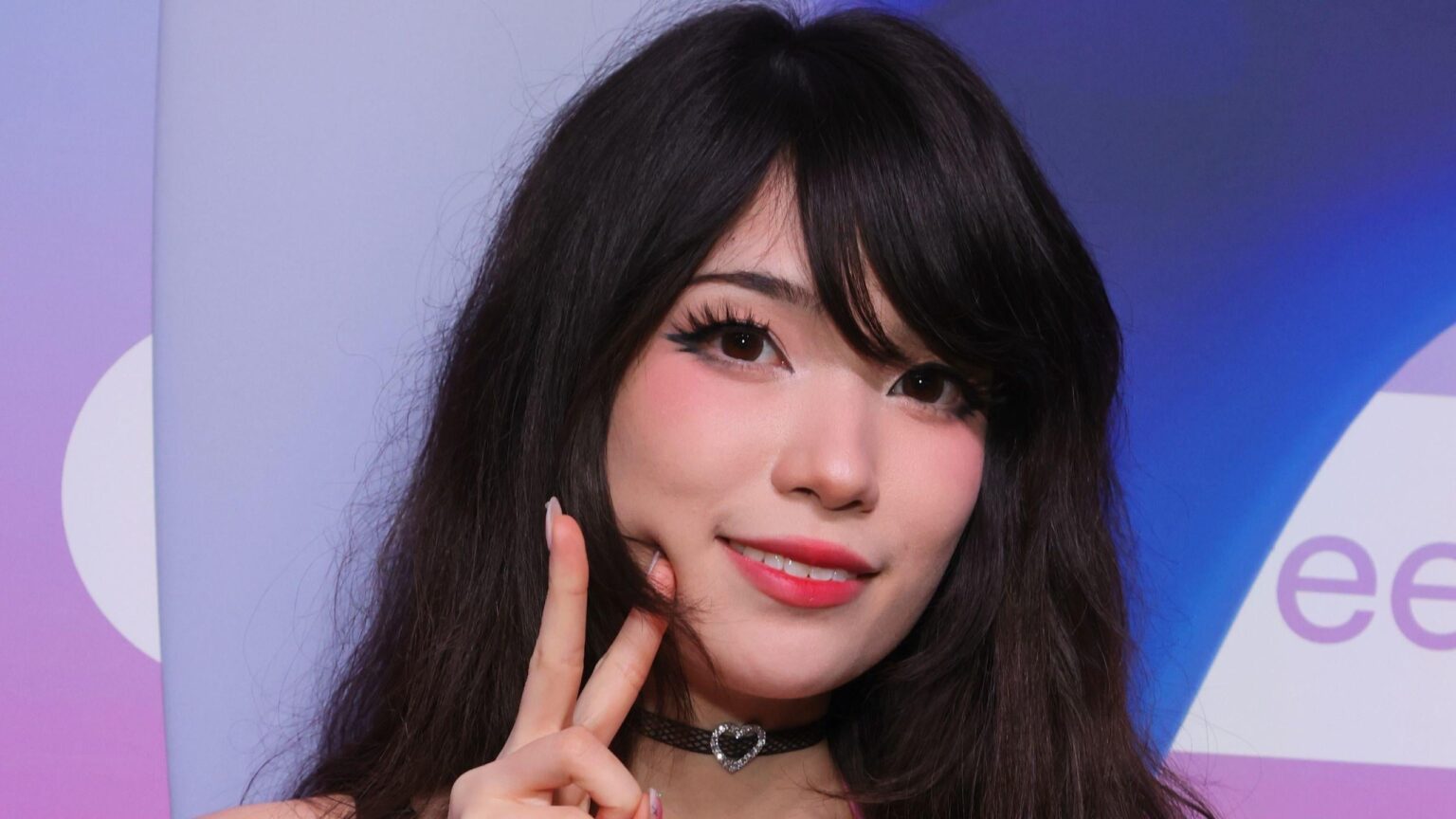 Nach ihrem Angriff auf die TwitchCon sagte Emiru, die Streaming-Plattform habe zugestimmt, 100.000 US-Dollar an eine Wohltätigkeitsorganisation zum Schutz vor Gewalt zu spenden: „Ich wollte, dass es eine Art öffentliche Resolution gibt.“ Nach ihrem Angriff auf die TwitchCon sagte Emiru, die Streaming-Plattform habe zugestimmt, 100.000 US-Dollar an eine Wohltätigkeitsorganisation zum Schutz vor Gewalt zu spenden: „Ich wollte, dass es eine Art öffentliche Resolution gibt.“