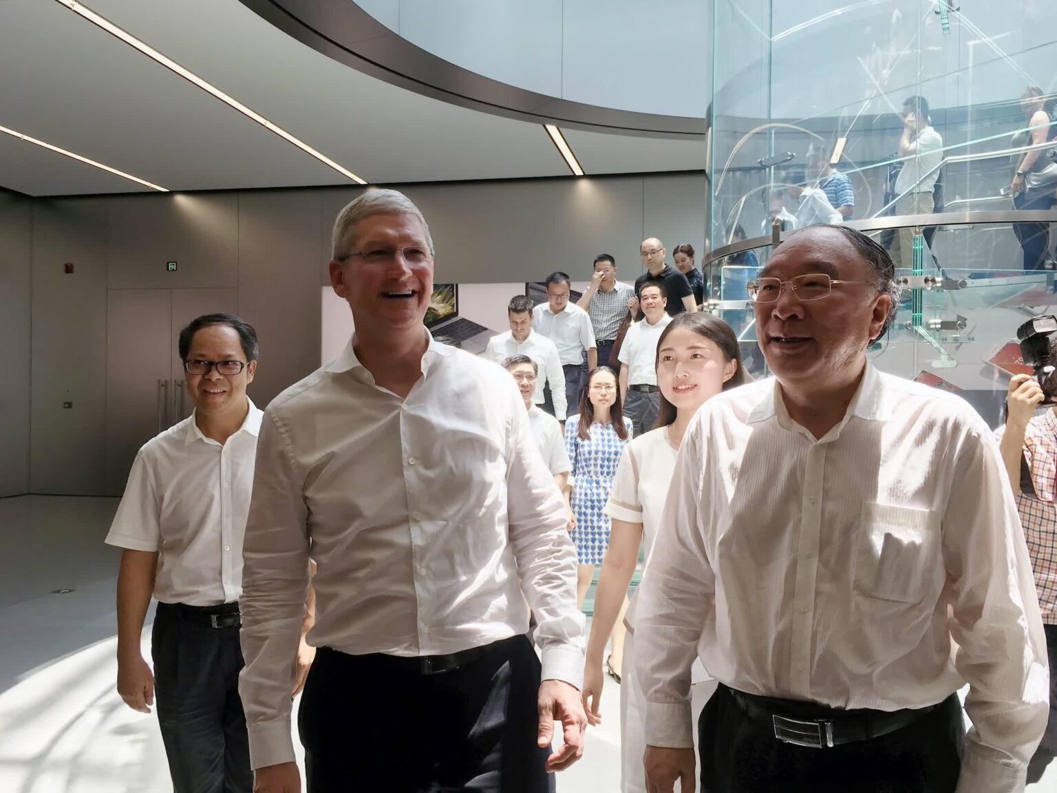 Apple beschleunigt Nachfolgepläne für CEOs, da Tim Cook einen möglichen Abgang im Jahr 2026 in Betracht zieht
