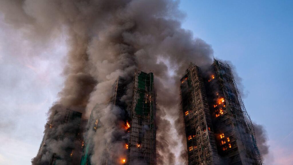 Drei Männer festgenommen: Hochhausbrand in Hongkong: Hunderte Bewohner werden vermisst