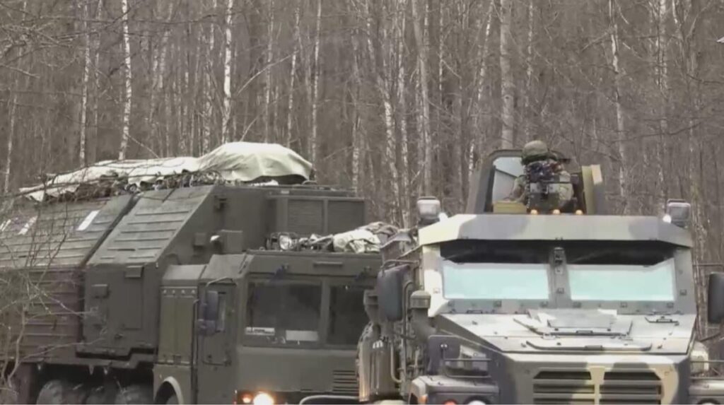 Russen demonstrieren in Weißrussland das Oreschnik-Raketensystem nach einem mutmaßlichen Angriff auf Putins Residenz