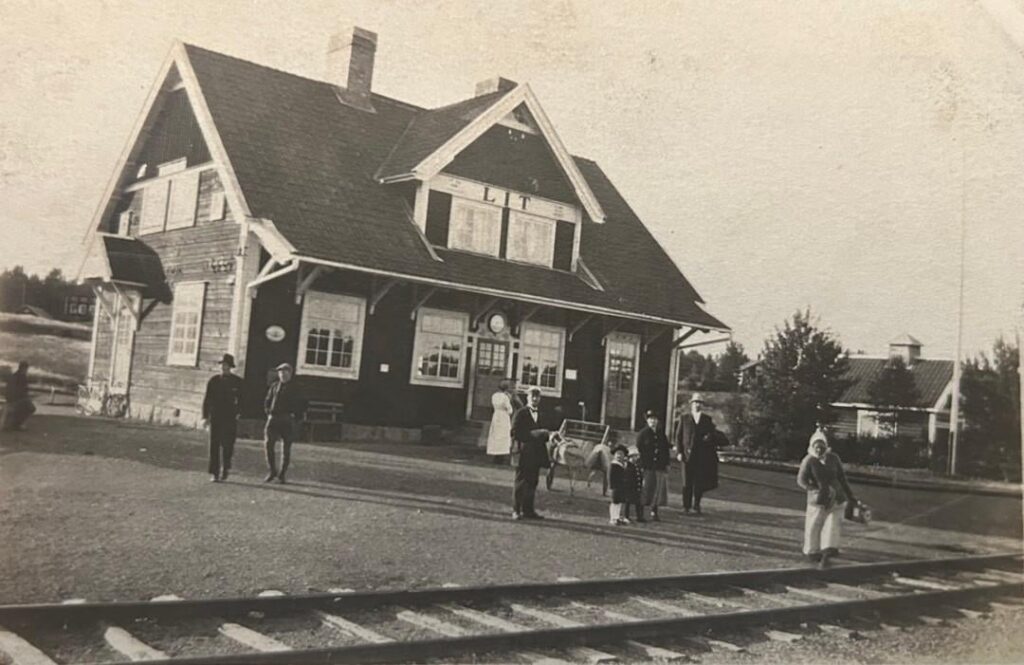 Beleuchteter Bahnhof in Jämtland Beleuchteter Bahnhof in Jämtland