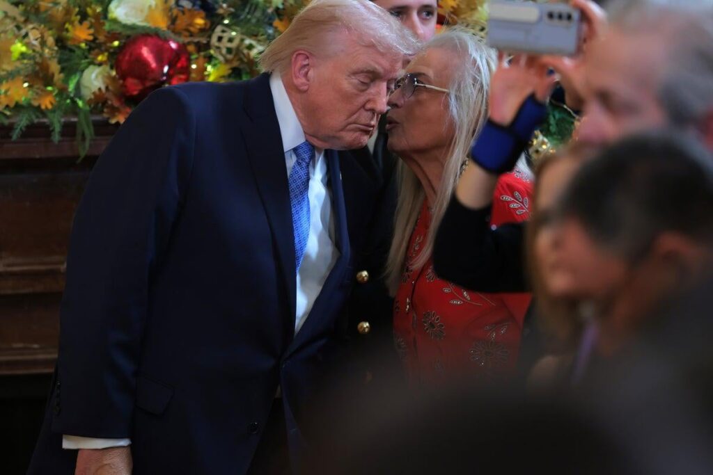 Trump behauptet, ihm seien 250 Millionen US-Dollar für eine verfassungswidrige Kandidatur für eine dritte Amtszeit angeboten worden Trump behauptet, ihm seien 250 Millionen US-Dollar für eine verfassungswidrige Kandidatur für eine dritte Amtszeit angeboten worden