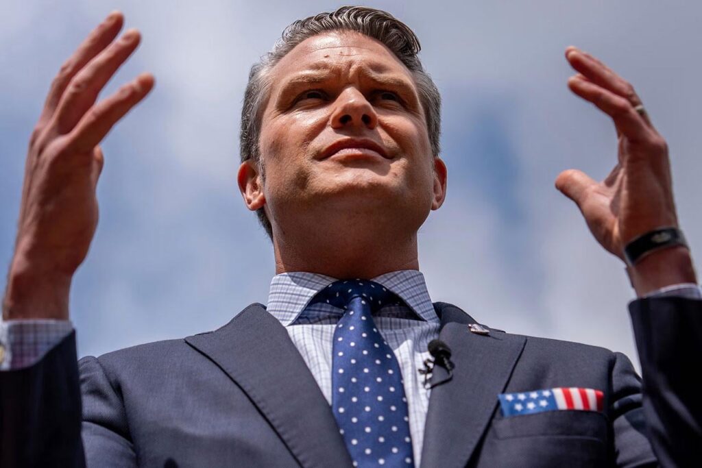 US-Verteidigungsminister Pete Hegseth wird verdächtigt, die Tötung von zwei Menschen von einem gesunkenen Drogenboot aus angeordnet zu haben. Es ist unwahrscheinlich, dass er mit Konsequenzen rechnen muss US-Verteidigungsminister Pete Hegseth wird verdächtigt, die Tötung von zwei Menschen von einem gesunkenen Drogenboot aus angeordnet zu haben. Es ist unwahrscheinlich, dass er mit Konsequenzen rechnen muss