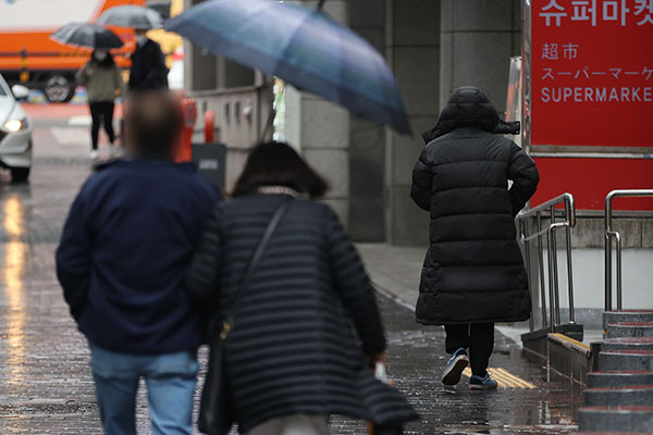 Der Regen wird in den meisten Regionen am Mittwochmorgen aufhören, da im Osten von Gangwon weiterhin starker Schneefall anhält
