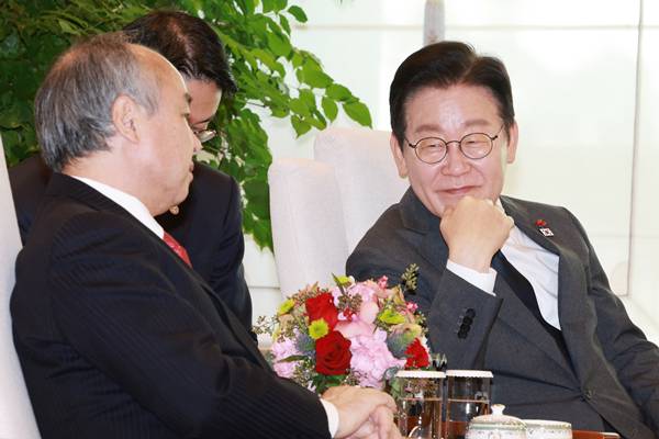 Lee trifft den CEO von SoftBank und sagt, dass Südkorea eine KI-basierte Gesellschaft werden will