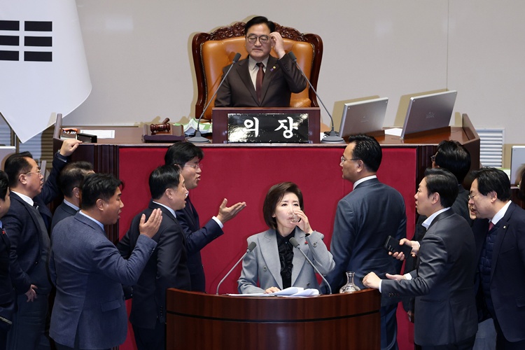 Mikrofonausfall während PPP-Filibuster löst scharfen Zusammenstoß in der Versammlung aus