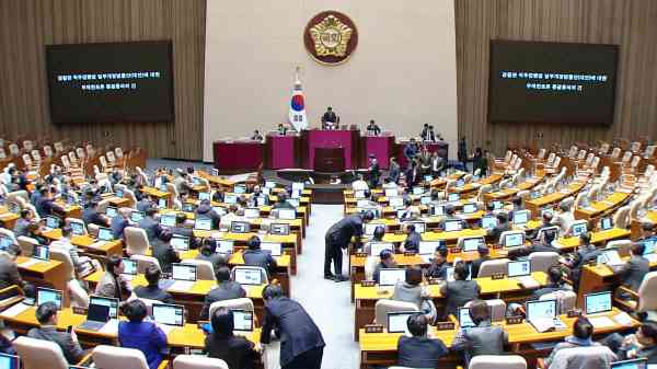 Nationalversammlung verabschiedet Gesetzesentwurf, der es der Polizei erlaubt, Anti-N zu blockieren. Korea-Flugblatt erscheint nach dem Filibuster-Showdown