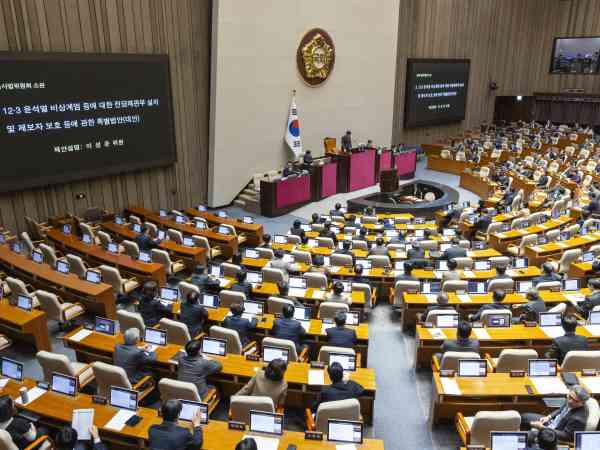 Regierungspartei legt Gesetzesentwurf vor, um härter gegen Online-Verleumdungen vorzugehen; Opposition startet Filibuster