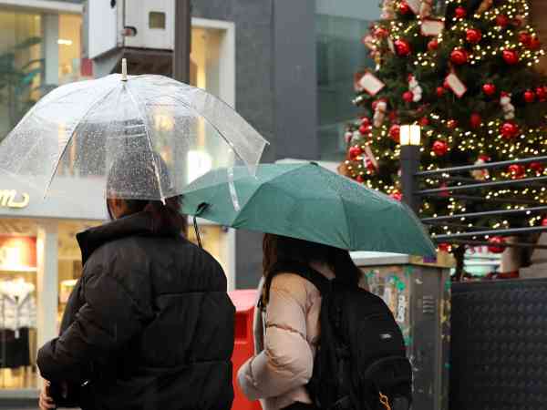 Bis zum frühen Morgen wird landesweit Regen erwartet, an Weihnachten an der Westküste wird es schneien 