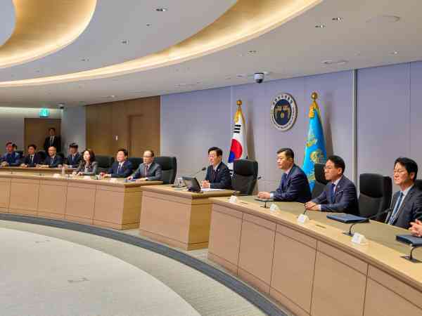 Präsident Lee besucht am ersten Tag seiner Rückkehr im Cheong Wa Dae das Nationale Krisenmanagementzentrum