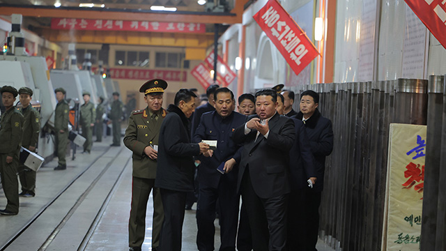Nordkoreanischer Führer inspiziert Munitionsfabrik, die mehrere Raketenwerfer herstellt