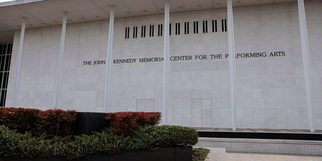 „Ekelhaft“: Kritiker weichen zurück, nachdem der von Trump ernannte Vorstand seinen Namen dem Kennedy Center hinzufügt | „Manche Dinge machen einen sprachlos, wütend und ungläubig“, sagte die Journalistin Maria Shriver, eine Nichte des verstorbenen Präsidenten John F. Kennedy.