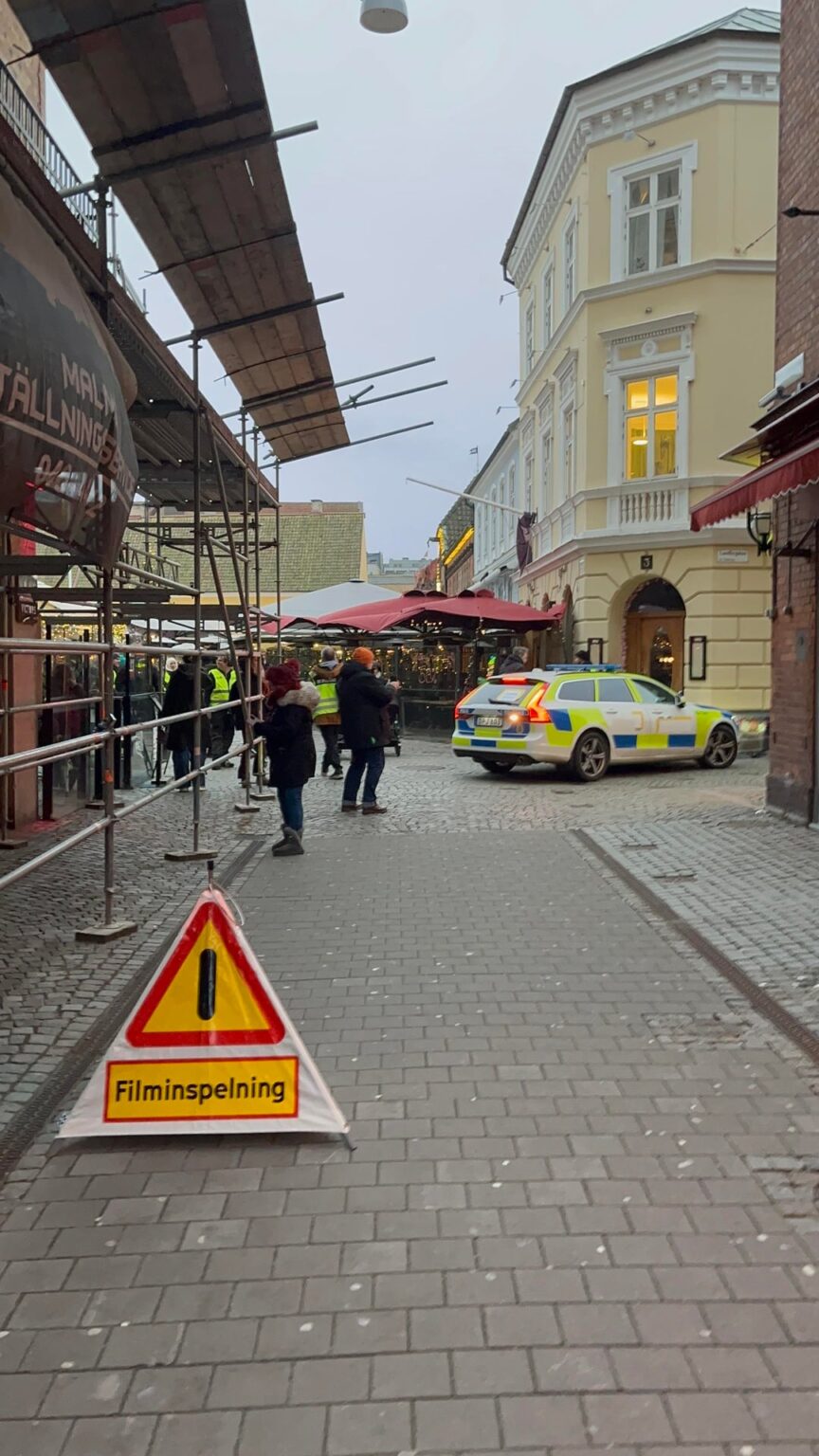 Sie nehmen die vierte Staffel von Tunna Blå Linjen außerhalb meines Arbeitsplatzes in Malmö auf. Danijela (Sandra Stojiljkovic) posierte für ein Foto