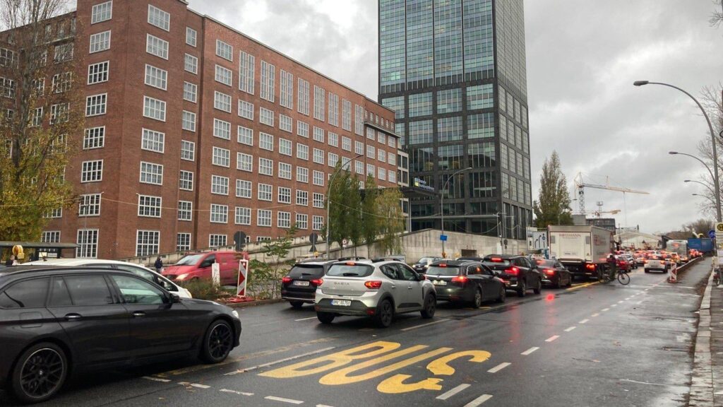 Bislang geheime A100-Verkehrsprognose legt offen: Autobahn-Planer wussten, dass es am Treptower Park zum Chaos kommen musste Bislang geheime A100-Verkehrsprognose legt offen: Autobahn-Planer wussten, dass es am Treptower Park zum Chaos kommen musste