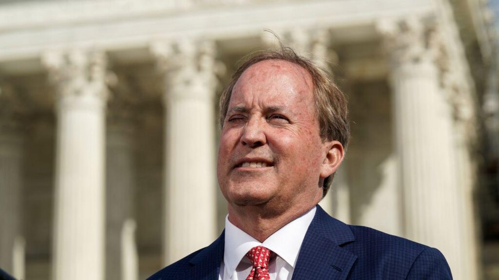 Ken Paxton und Greg Abbott möchten, dass Bürger Fotos machen und Transsexuelle beim Toilettengang belästigen