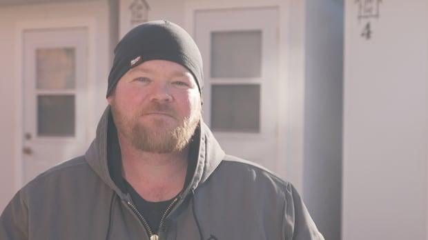 Der Mann hinter den Tiny Houses in Toronto baut neue Modelle im privaten Hinterhof auf