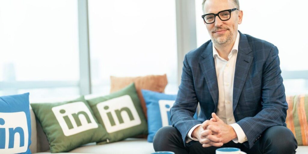 Der CEO von LinkedIn sagt, es sei „veraltet“, einen Fünfjahres-Karriereplan zu haben: Es sei „ein bisschen dumm“, wenn man bedenkt, wie schnell KI den Arbeitsplatz verändert Der CEO von LinkedIn sagt, es sei „veraltet“, einen Fünfjahres-Karriereplan zu haben: Es sei „ein bisschen dumm“, wenn man bedenkt, wie schnell KI den Arbeitsplatz verändert
