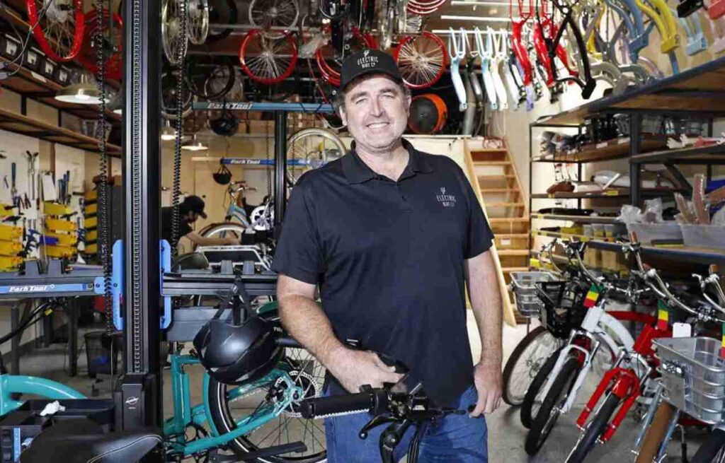 Der Pro-Trump-CEO ist schockiert, als sein Traum-E-Bike-Unternehmen aufgrund von Trumps Handelspolitik Insolvenz anmeldet