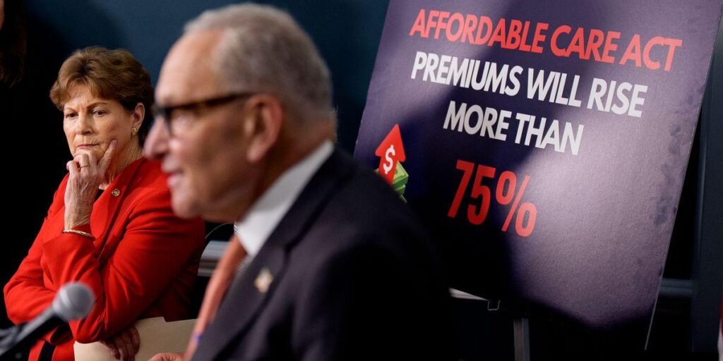 Republikaner haben keinen anderen Gesundheitsplan, als sie zu bestehlen, um Milliardäre zu bereichern | Obwohl die Demokraten ihnen jede Gelegenheit geben, ihren Kurs zu ändern, treiben die Republikaner die Zerstörung unseres Gesundheitssystems mit Volldampf voran. Republikaner haben keinen anderen Gesundheitsplan, als sie zu bestehlen, um Milliardäre zu bereichern | Obwohl die Demokraten ihnen jede Gelegenheit geben, ihren Kurs zu ändern, treiben die Republikaner die Zerstörung unseres Gesundheitssystems mit Volldampf voran.