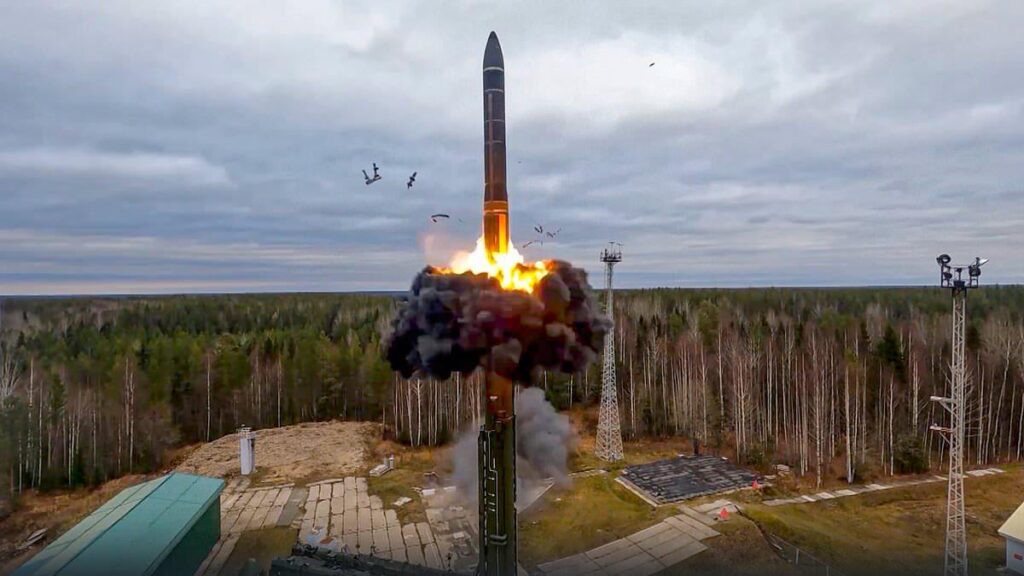 Putin stellt den „unaufhaltsamen“ nuklearfähigen Oreschnik-Raketenkomplex vor, der fliegende Bomben herstellt, die London in „acht Minuten“ treffen können