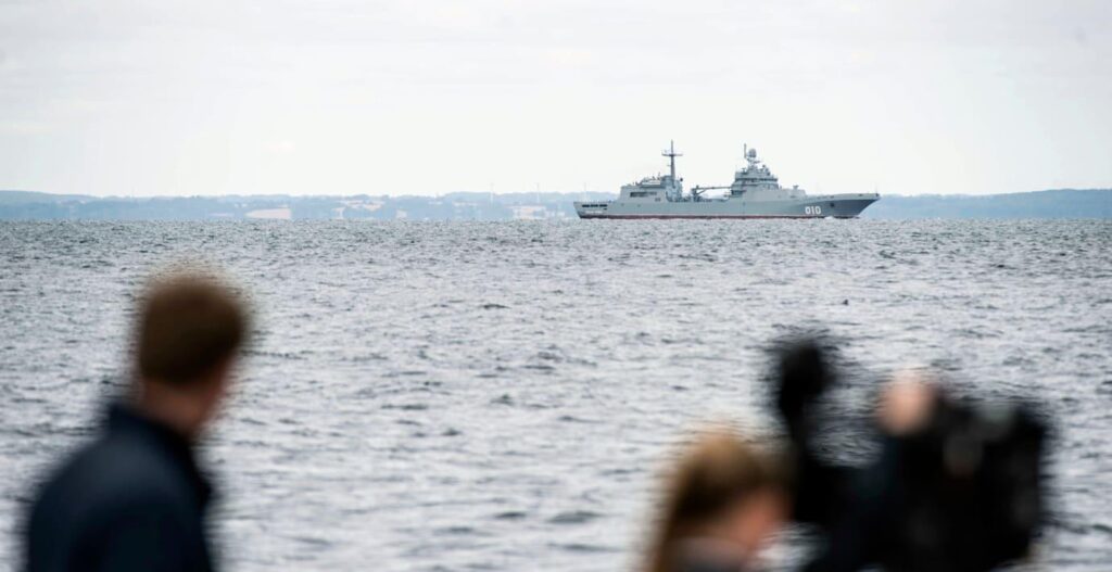 Grundstücke: Bewaffnete Wachen in russischen Uniformen auf vielen Schiffen in der Ostsee