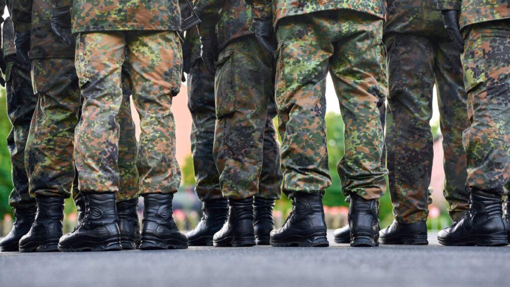 Delitzsch in Sachsen: DJ spielt erste Strophe des Deutschlandlieds auf Weihnachtsfeier der Bundeswehr Delitzsch in Sachsen: DJ spielt erste Strophe des Deutschlandlieds auf Weihnachtsfeier der Bundeswehr
