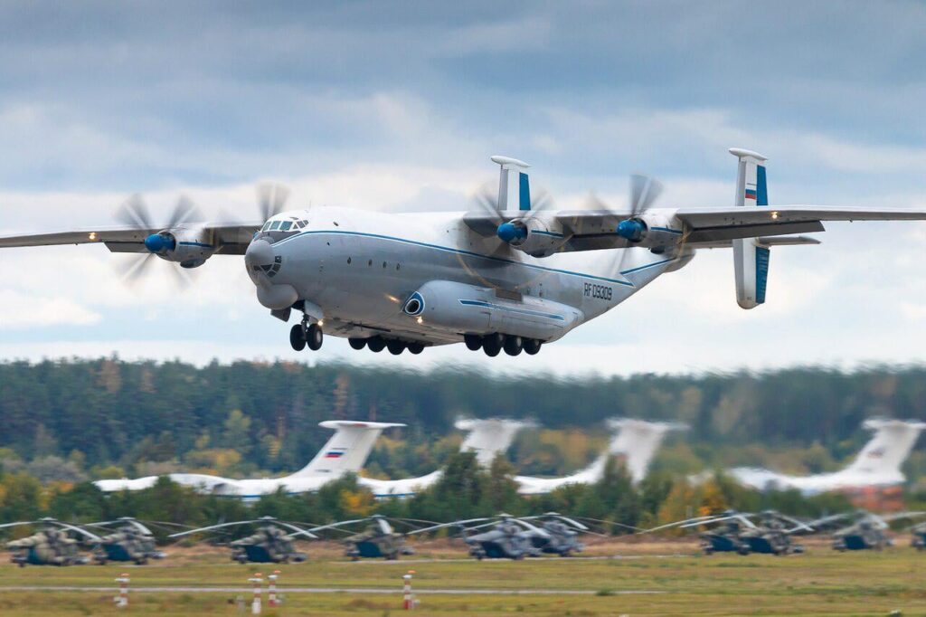 An-22-Militärtransportflugzeug stürzt nach Reparatur in Russland ab