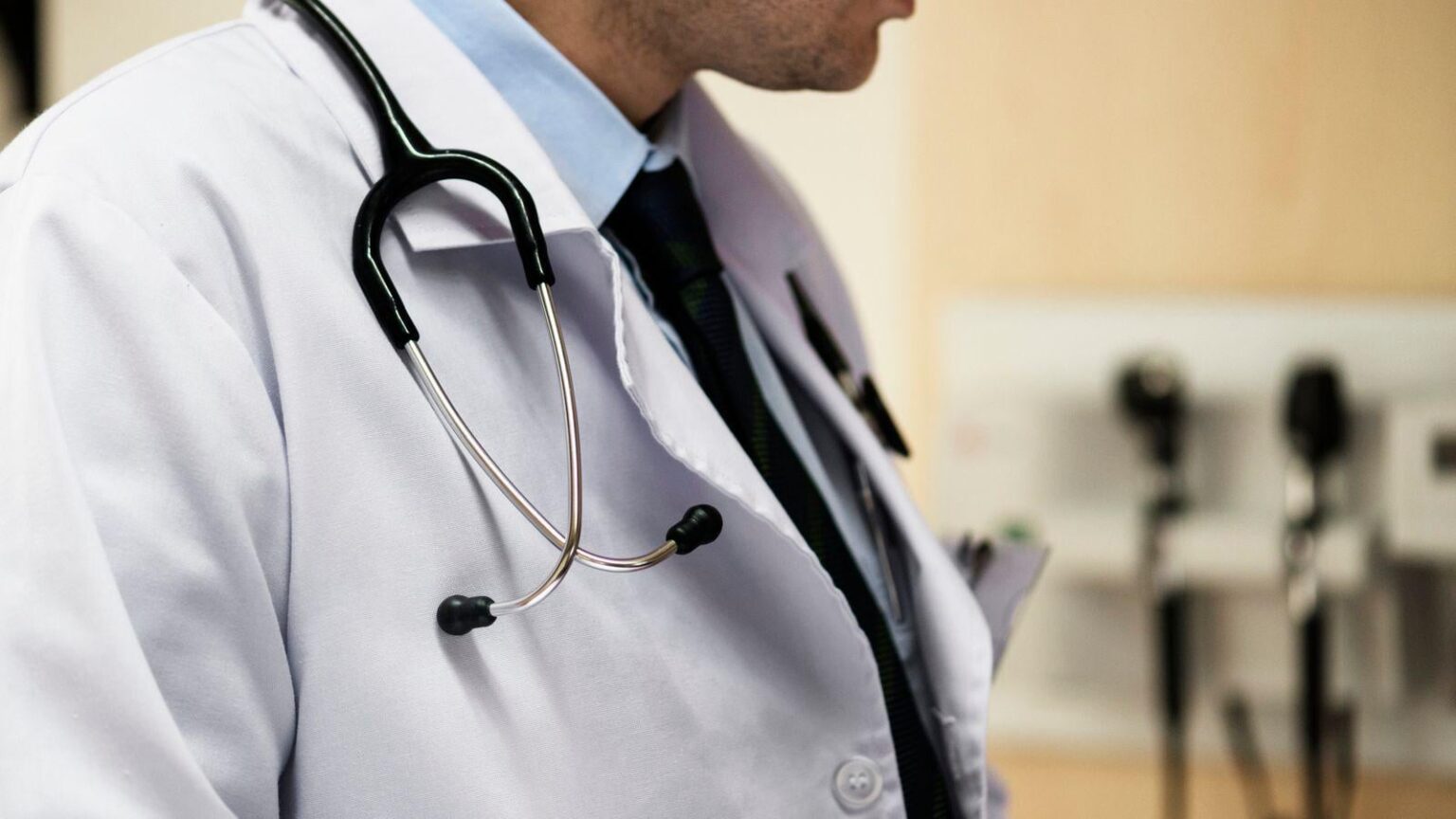 Bis zu 8.000 Menschen könnten Krankenhausbehandlung benötigen, bevor die Grippewelle ihren Höhepunkt erreicht, warnen Gesundheitsexperten
