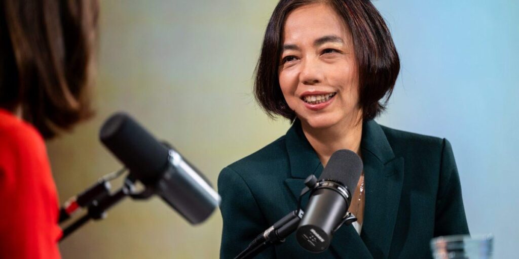 Fei-Fei Li, Stanford-Professorin und CEO des KI-Startups World Labs, bekannt als „Godmother of AI“, sagt, dass Abschlüsse bei der Einstellung weniger wichtig sind als die Frage, wie schnell man sich mit neuen Tools „übermächtig machen“ kann