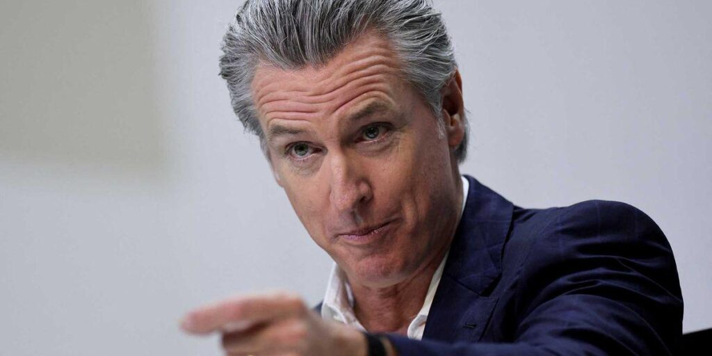 „Wie ist es, auf den Knien zu liegen, Schweinchen?“ Gavin Newsom geht gegen Trump-Beamten nuklear vor