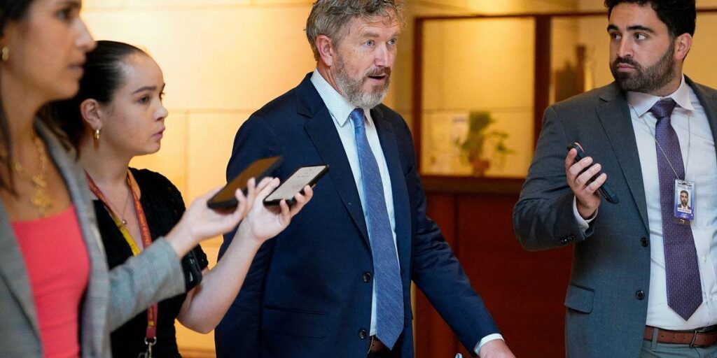 Der Republikaner sagt, dass die Epstein-Aktendeponie des Trump-Justizministeriums „einen groben Verstoß“ gegen sein Gesetz darstelle