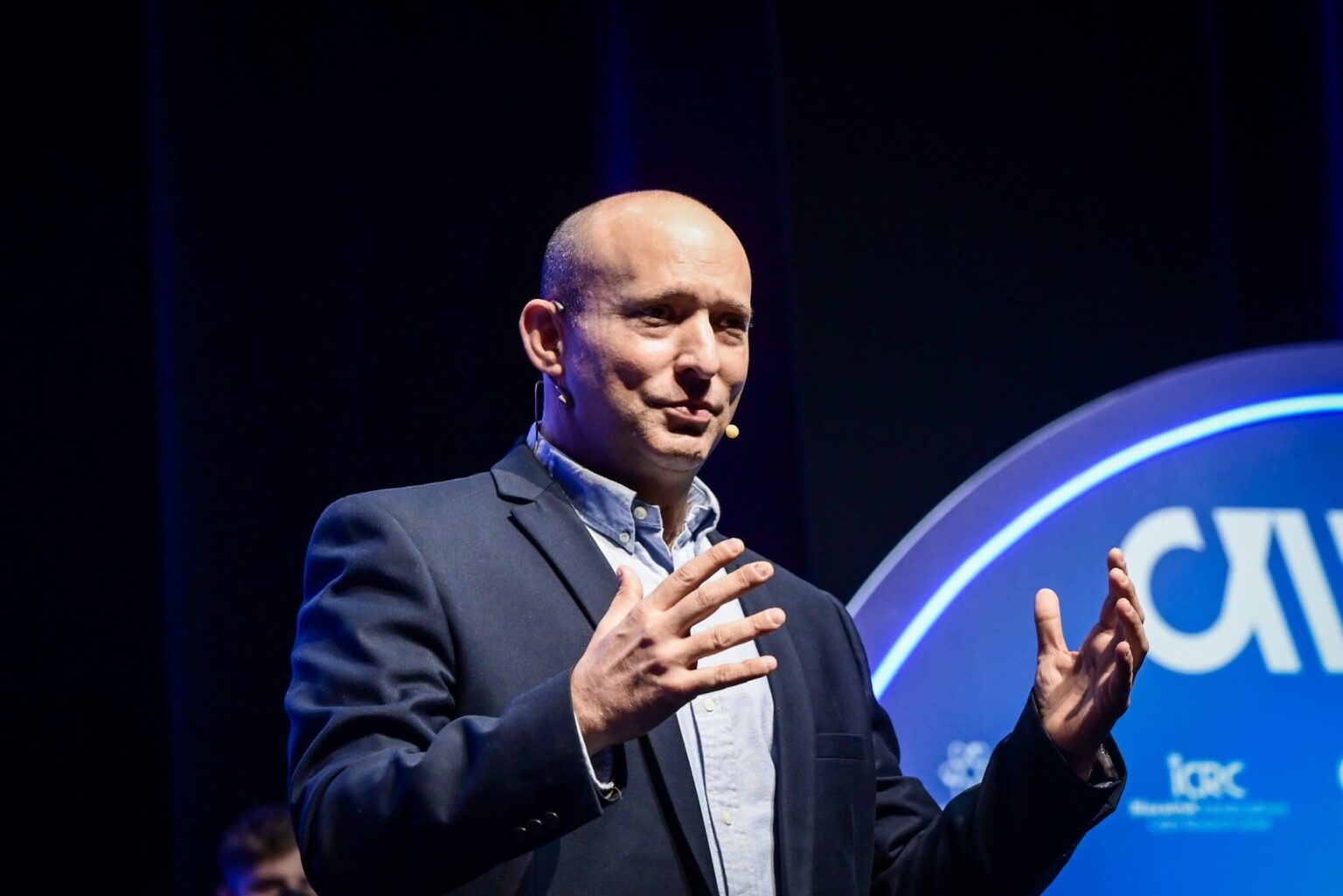 Naftali Bennett wirft Netanyahus Mitarbeitern wegen ihrer Arbeit für Katar Verrat vor und sagt, der Premierminister müsse zurücktreten