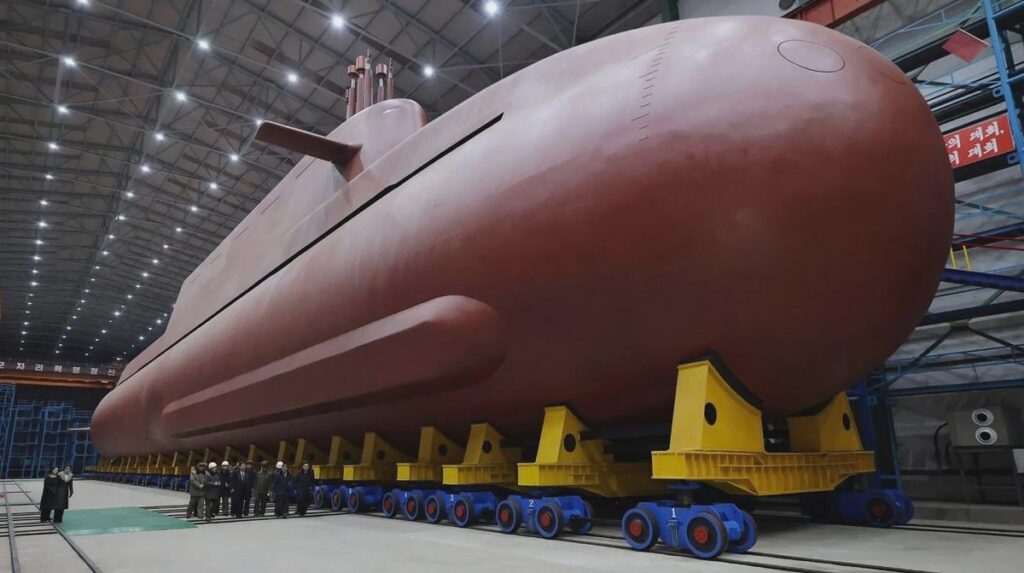 Nordkorea enthüllt fertigen Rumpf eines Atom-U-Boots, dessen Teile Berichten zufolge von Russland geliefert wurden