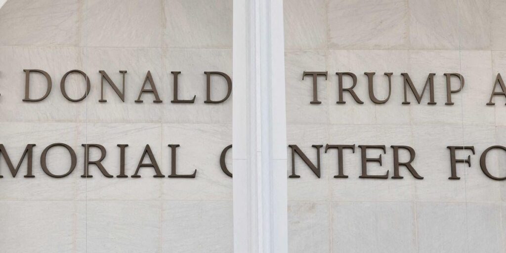 Wütende Künstler erwägen die Absage von Shows wegen Trumps „Befleckung“ des Kennedy Centers