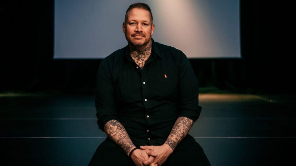 „Der halbe Jahrgang sieht aus wie die Hitlerjugend“ – Er war selbst einer der bekanntesten Neonazis in Deutschland. Mittlerweile macht Philip Schlaffer Präventionsarbeit mit Jugendlichen an Schulen – der Ex-Nazi schlägt Alarm. "Der halbe Jahrgang sieht aus wie die Hitlerjugend" - Er war selbst einer der bekanntesten Neonazis in Deutschland. Mittlerweile macht Philip Schlaffer Präventionsarbeit mit Jugendlichen an Schulen – der Ex-Nazi schlägt Alarm.