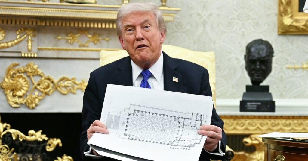 Trump schmilzt bei Kaitlin Collins wegen steigender Kosten für Ballsaale zusammen – Donald Trump war wütend auf den CNN-Moderator, weil er eine Aufstockung der Rechnung für den Ballsaal in Höhe von 100 Millionen US-Dollar in Frage gestellt hatte. Trump schmilzt bei Kaitlin Collins wegen steigender Kosten für Ballsaale zusammen – Donald Trump war wütend auf den CNN-Moderator, weil er eine Aufstockung der Rechnung für den Ballsaal in Höhe von 100 Millionen US-Dollar in Frage gestellt hatte.
