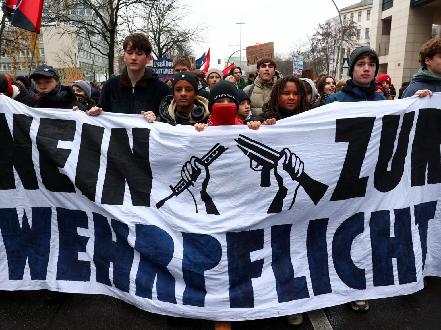 Tausende protestieren in Berlin gegen das neue deutsche Wehrpflichtgesetz