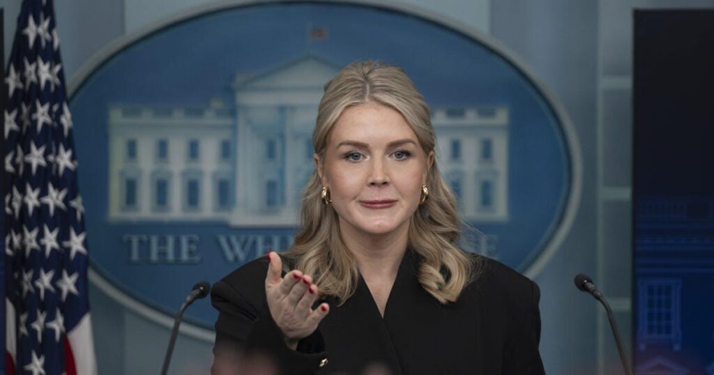 Weiß Trump, dass er einen gefälschten Account von Karoline Leavitt weiterveröffentlicht? | Donald Trump, 79, teilt weiterhin Beiträge eines Accounts, der seine Follower einst gebeten hatte, Leavitts Hintern zu bewerten. Weiß Trump, dass er einen gefälschten Account von Karoline Leavitt weiterveröffentlicht? | Donald Trump, 79, teilt weiterhin Beiträge eines Accounts, der seine Follower einst gebeten hatte, Leavitts Hintern zu bewerten.