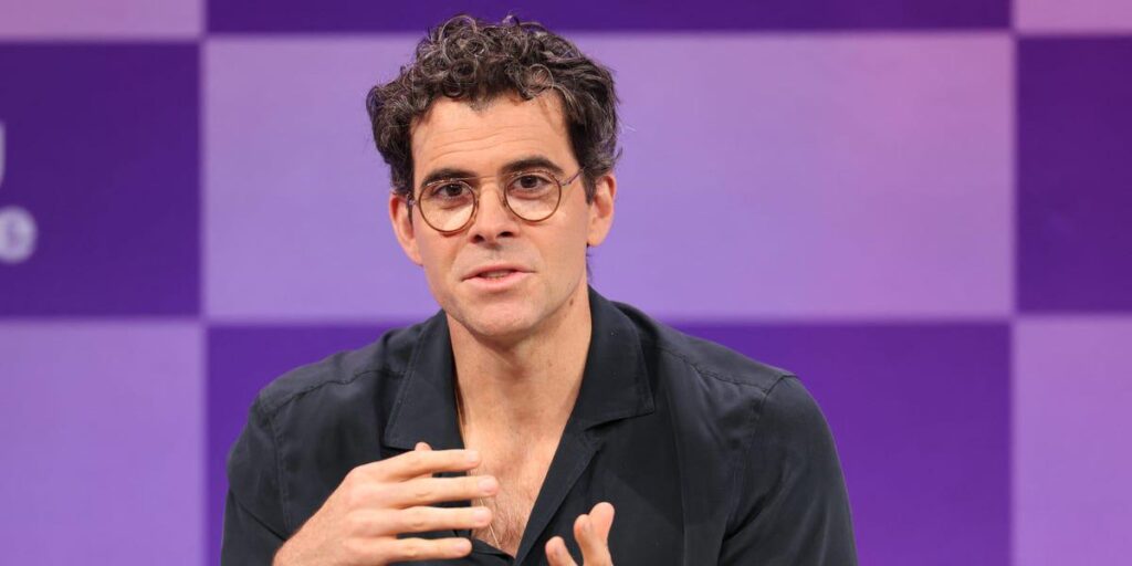In einem Memo von Instagram-Chef Adam Mosseri werden die Mitarbeiter im Jahr 2026 an fünf Tagen in der Woche ins Büro geschickt