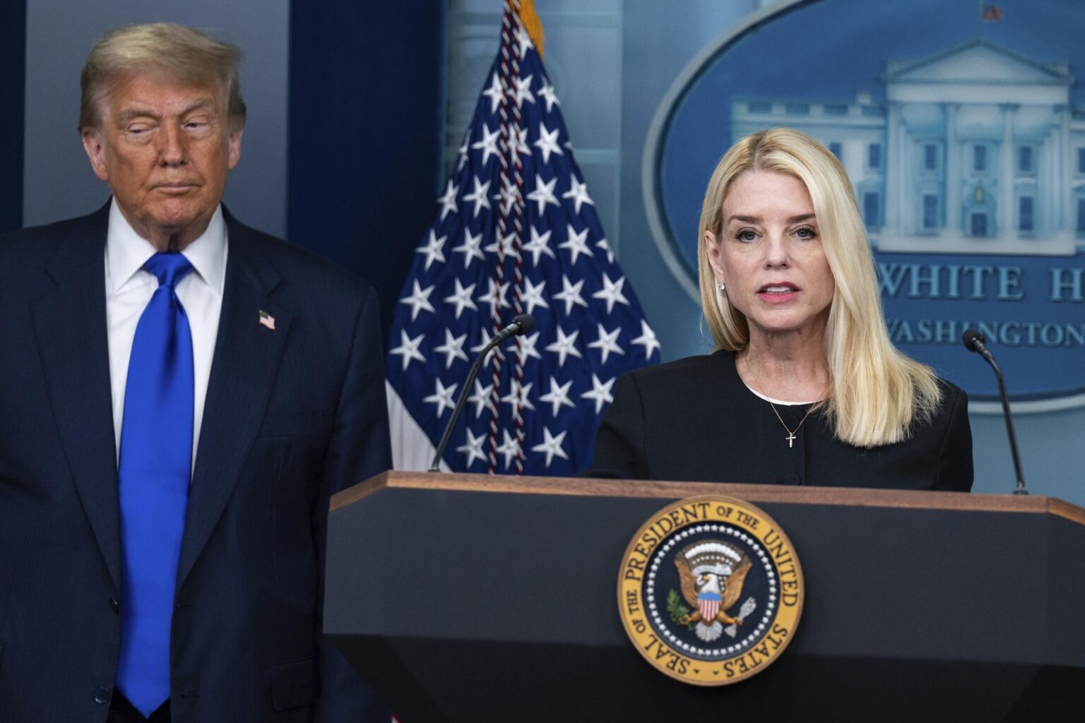 Trump-Administrator kritisiert Redaktionen bei Epstein-Veröffentlichung: „Ekelhafte Vertuschung“